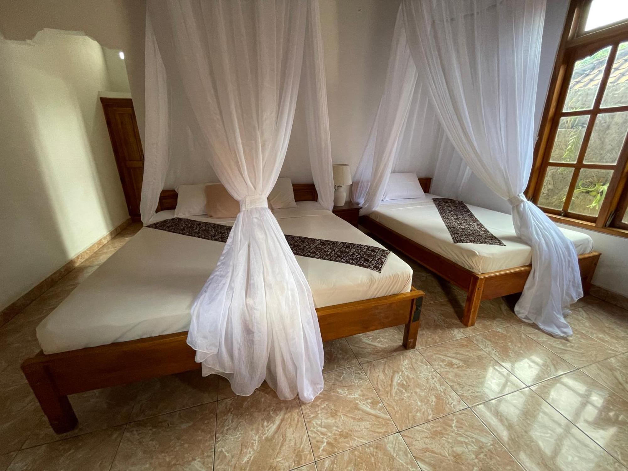 Kubu Elsa Bali Hotel Lovina  Bilik gambar